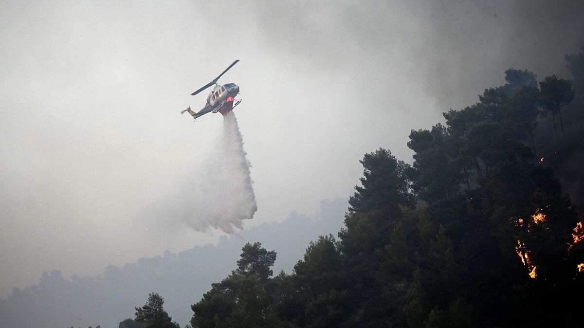 Nejen Rhodos. Řecko bojuje s desítkami požárů, z hotelů museli Češi i na Korfu